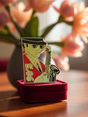 Pin's vintage édition limitée musicien saxophone 90's, émail, publicitaire