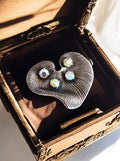 Broche vintage métal argenté motif organique strass irisés rétro élégant