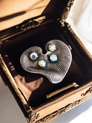 Broche vintage métal argenté motif organique strass irisés rétro élégant