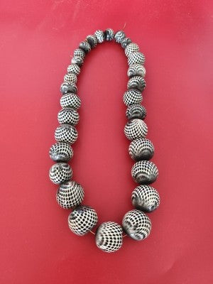 Collier serpent perles larges noir beige effet suédine peau imitation snake femm