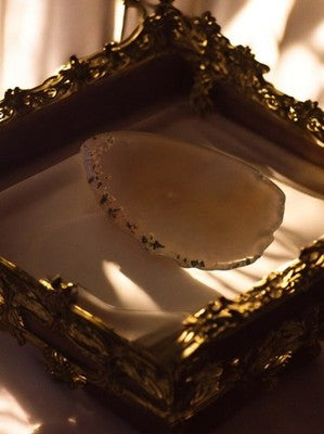 Tranche d’agate pierre naturelle translucide – Décor minéral, charme brut