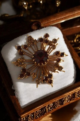 Broche vintage dorée années 60 strass rouges et ambre style étoile rétro