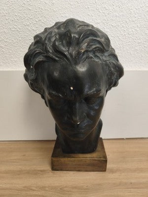 Ancien très grand buste de Beethoven, plâtre patiné noir, socle en bois