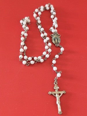 Ancien chapelet catholique vintage perles blanches crucifix et médaille Vierge