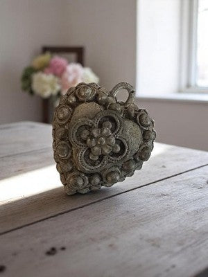Pendentif cœur vintage métal années 50 motif floral relief rétro