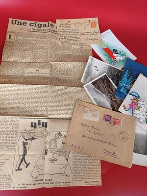 Lot de papiers anciens vintage à trier, lettres, cartes postales et journaux