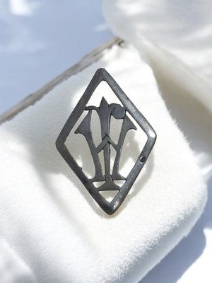 Broche ancienne losange monogramme W, épingle vintage rétro métal patiné