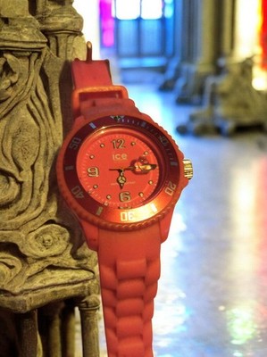 Montre Ice Watch rouge vintage à réparer – Style rétro, bracelet souple