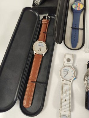 Gros lot de montres publicitaires vintage quartz, étuis, logos années 1990 varié