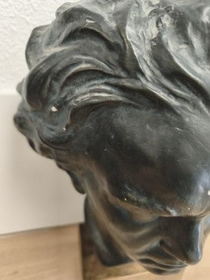 Ancien très grand buste de Beethoven, plâtre patiné noir, socle en bois