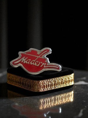 Pin's publicitaire Modern rouge vintage édition limitée logo script