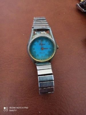 Montre vintage Domi Quartz cadran bleu, bracelet extensible, ancien