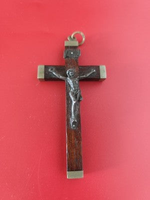 Ancien pendentif croix catholique vintage, Christ en relief, métal et bois foncé