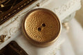 Bouton métal doré texturé 2 trous style traditionnel français