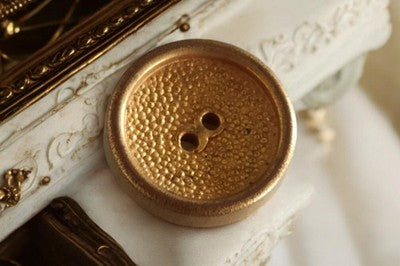 Bouton métal doré texturé 2 trous style traditionnel français