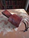 Boucle de chasse vintage en cuir brun, motif cheval, accessoire rétro ancien