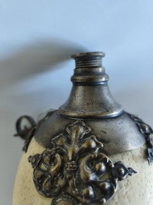 Œuf d’autruche ancien transformé en bouteille, métal argenté à décor ajouré