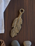 Pendentif plume vintage métal doré années 1950, bijou ancien deadstock