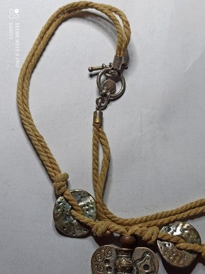 Collier ancien Tibet breloques pendentifs style ethnique corde torsadée