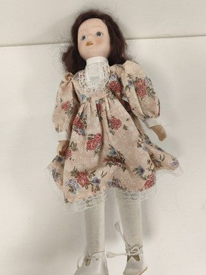 Poupée ancienne en tissu, robe fleurie, dentelle, yeux bleus, cheveux bruns