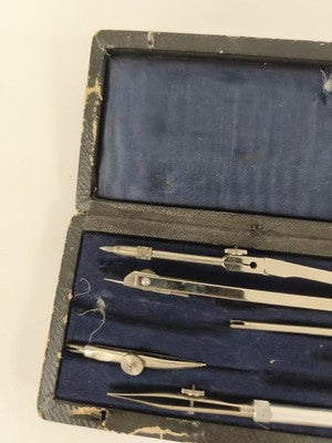 Ancien coffret de compas de dessin géométrie, métal nickelé, écrin noir