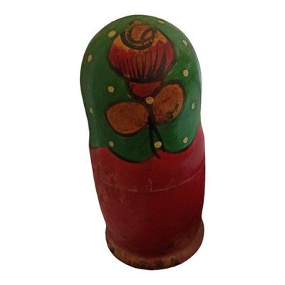 Poupée russe matriochka peinte main décor fleurs rouges style traditionnel
