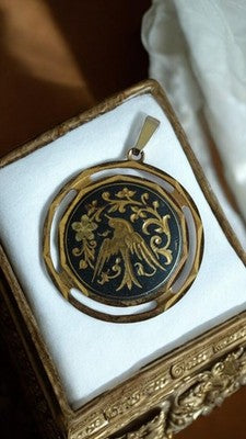 Pendentif rond damas vintage motif oiseau plaqué or jaune, bijou ancien