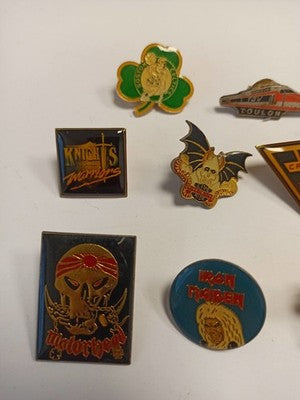 Lot 8 pin's vintage rock, Iron Maiden Motörhead, badges rétro Space Monkeys