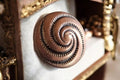 Bouton traditionnel France métal doré motif spirale décoratif costume