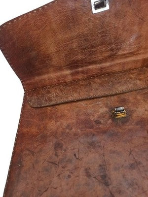 Sac à main vintage cuir brun vieilli, fermoir rétro, style années 50