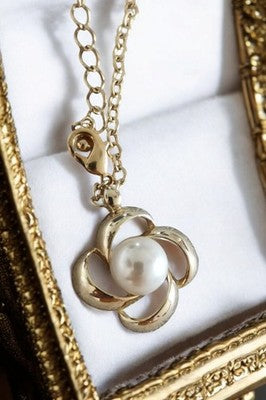 Collier vintage plaqué or fleur perle blanche, pendentif rétro élégant