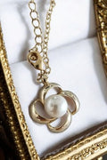 Collier vintage plaqué or fleur perle blanche, pendentif rétro élégant