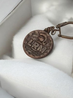 Porte-clés ancien LRM créateur fabricant rétro vintage publicitaire bronze