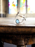 Bague fantaisie créateur vintage, anneau argenté pierre bleue, taille 54