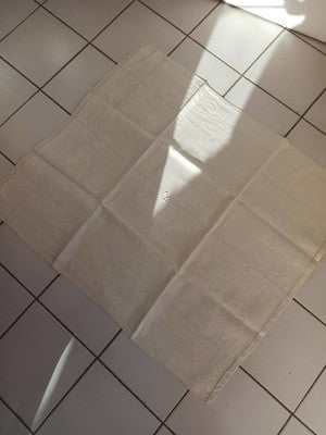 Petite nappe ancienne brodée YM, linge mariage vintage, monogramme blanc