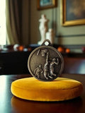 Médaille bronze basketball vintage, joueur en action, sport ancien
