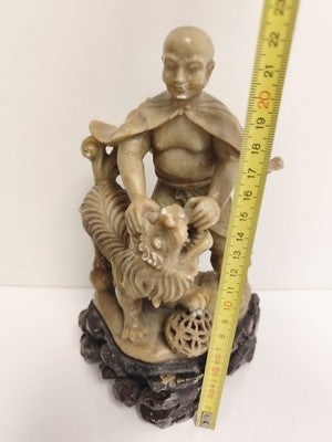 Sculpture ancienne chinoise pierre de lard moine et lion sur socle