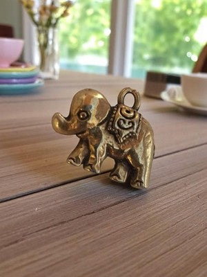Pendentif éléphant vintage métal doré années 50 bijou ancien porte-bonheur