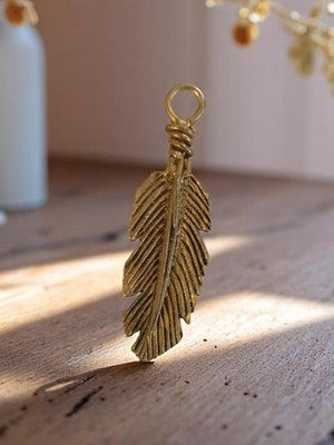 Pendentif plume vintage métal doré années 50, bijou rétro deadstock