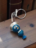 Porte-clés vintage Le Gaulois métal et plastique bleu oiseau publicitaire rétro