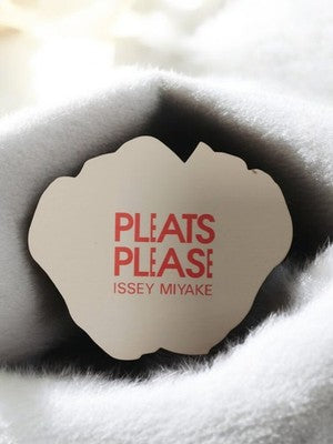 Carte publicitaire parfum vintage Pleats Please Issey Miyake, objet rétro déco