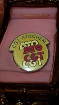 Pin's CGT Atochem vintage, badge syndical ancien France, logo émaillé