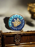 Pin's rond vintage Belfast City Council émaillé blason bleu doré