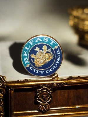 Pin's rond vintage Belfast City Council émaillé blason bleu doré