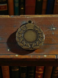 Médaille ancienne métal aspect bronze laurier vintage récompense déco