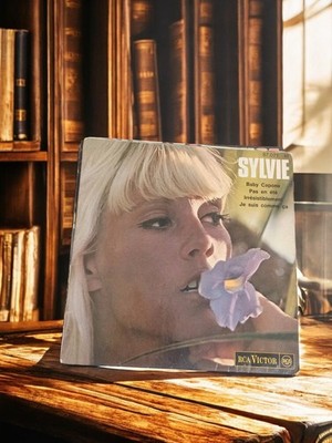 Disque vinyle 45 tours Sylvie Vartan RCA Victor rétro années 60 pochette photo