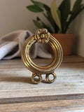 Pendentif vintage rond métal doré fleur, années 50, bijouterie rétro