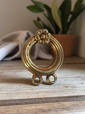 Pendentif vintage rond métal doré fleur, années 50, bijouterie rétro