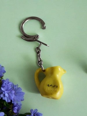 Porte-clés vintage Bergé Sirops France pichet jaune publicitaire ancien