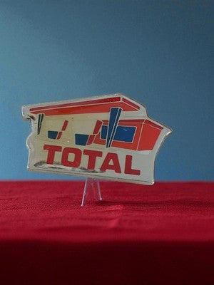 Pin's publicitaire vintage TOTAL station-service édition limitée, aspect plastiq